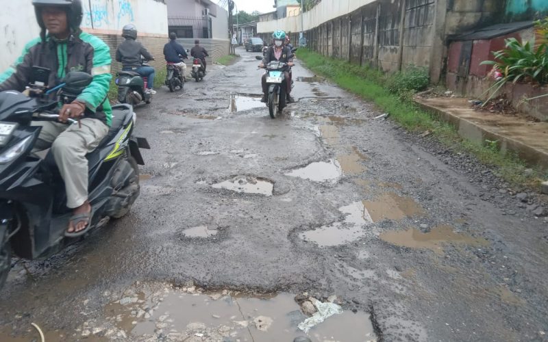 Sejumlah Ruas Jalan Utama di Gunungsindur Rusak Berlubang