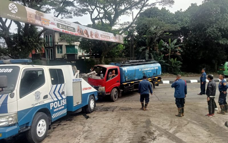 Akibat Truk Terguling, Jalan Raya Kemang Macet Panjang, Polsek Turun Tangan
