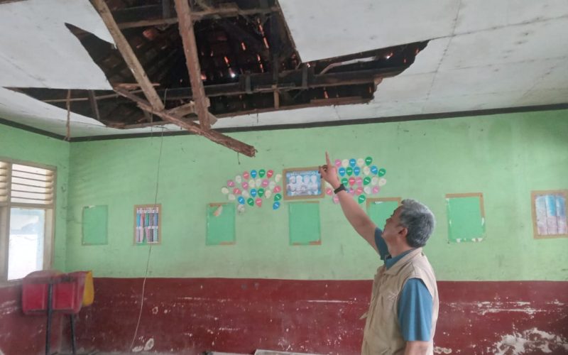 6 Tahun Ruang Kelas dan Perpustakaan SDN Babakan 01 Tenjo Rusak Parah