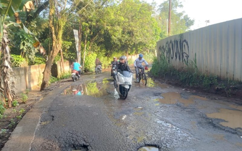 1,5 Kilometer Jalan Kabupaten Penghubung Bogor – Tanggerang Selatan Rusak Parah