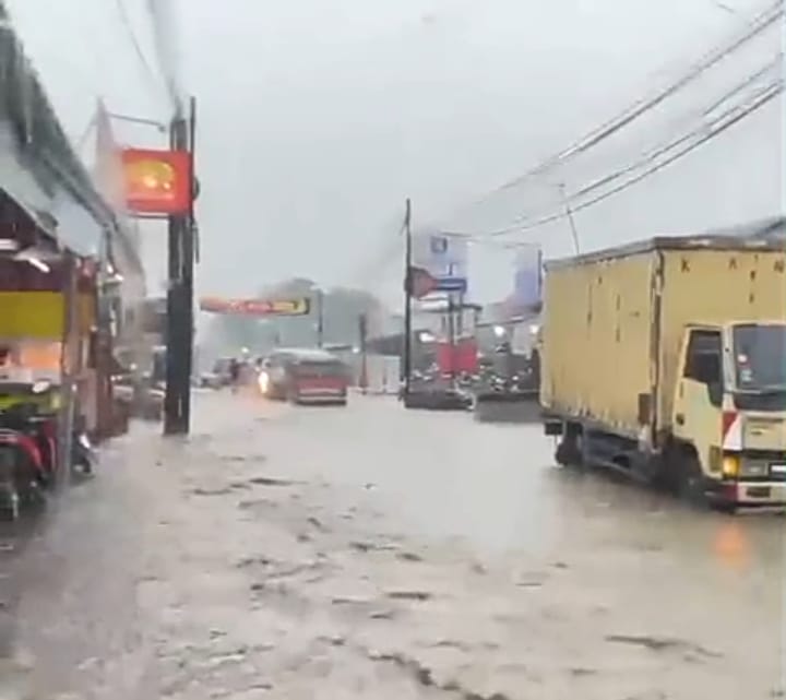 Diduga Akibat Pendangkalan Sampah di Saluran Irigasi, Wilayah Cibatok 2 Tergenang Banjir