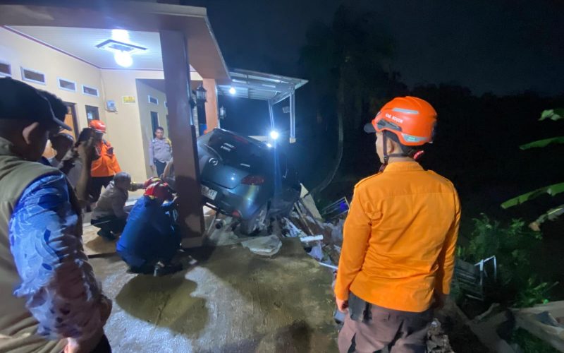 Satu Unit Mobil di Parung Tertimbun Longsor Gegara Garasi Rumah Ambruk