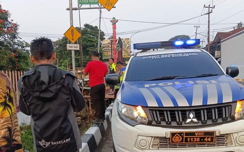 Tabrak Pembatas Saluran Air, Pemotor di Jalur Puncak Tewas