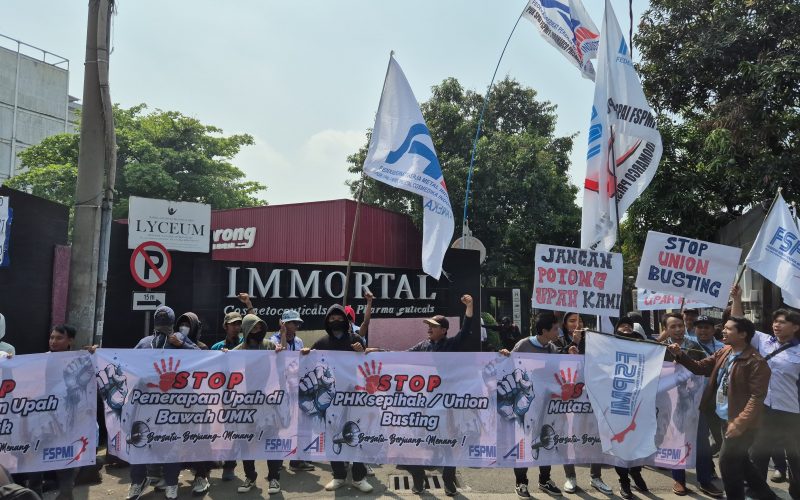 Sejumlah Buruh Demo Dipicu PHK dan Pemotongan Upah, Perusahaan Angkat Bicara