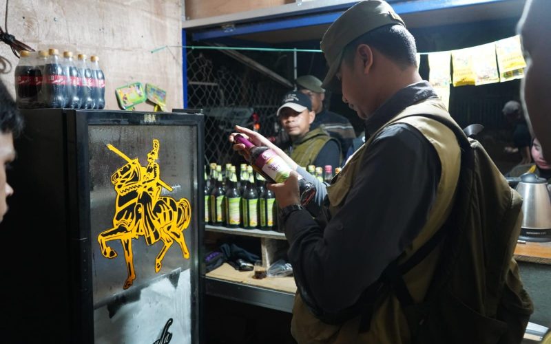 Satpol PP Amankan 257 Botol Miras di Toko Jamu Babakan Madang