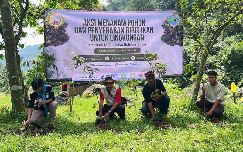 Peringati Hari Bumi 2026, Mahasiswa Belukar Said Tanam Pohon dan Tebar Ikan di hulu sungai Cipurabakti