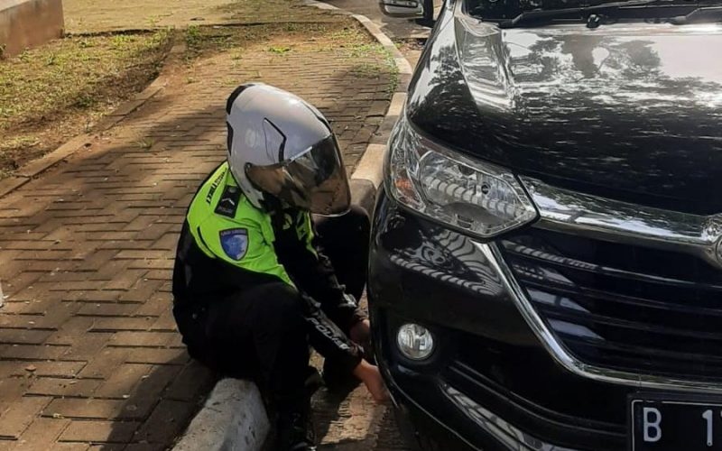 65 Ban Kendaraan Dikempesin Dishub Gegara Parkir Sembarangan di Pakansari