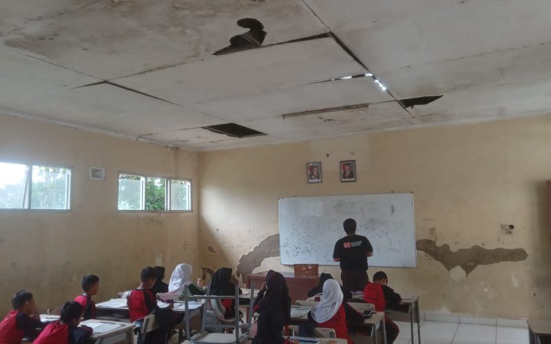 Atap dan Plafon Kelas SDN Teratai Mas Gunungsindur Rusak, Ini Harapan Murid