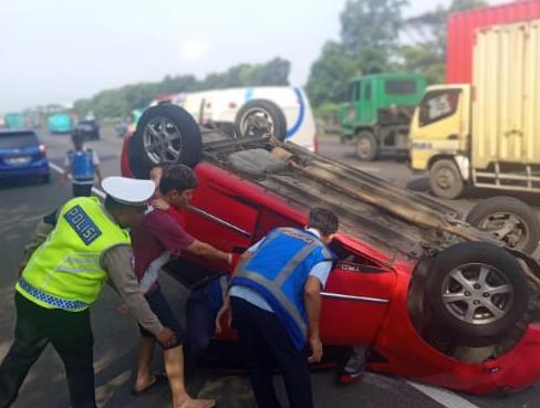Sopir Ngantuk, Mobil Sport di Tol Jagorawi Terguling