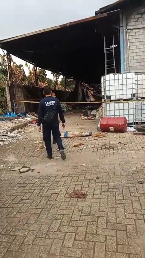 Polsek Gunungsindur dan Puslabfor Mabes Polri Selidiki Kebakaran Pabrik Kasur