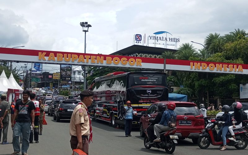 60 Ribu Kendaraan Padati Jalur Puncak Bogor di Momen May Day 2026