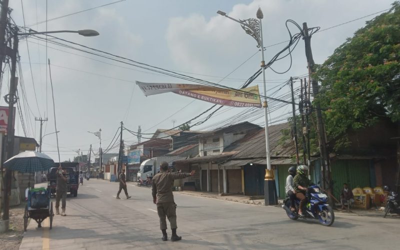Gencarkan Kamis Manis Satpol PP Parungpanjang