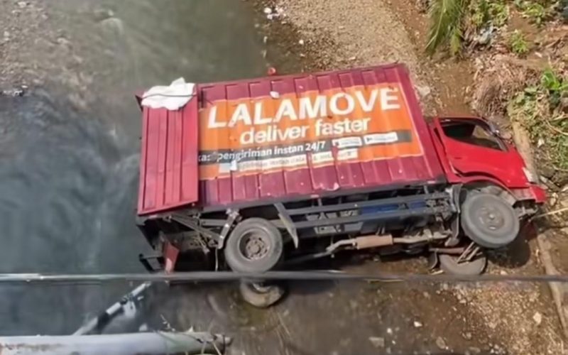 Tali Gas Putus Saat di Tanjakan, Truk Box Terperosok ke Sungai Cigudeg