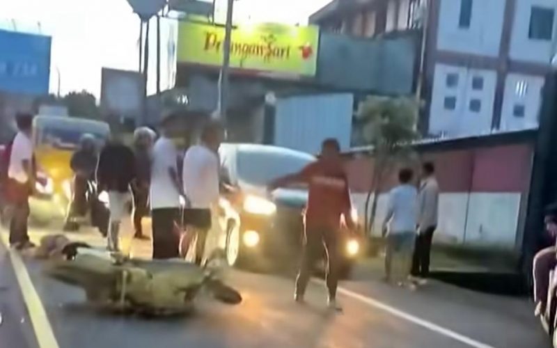 Diduga Hilang Kendali, Pemotor Tabrak Minibus di Jalur Puncak Bogor