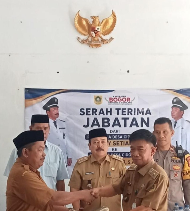 Sertijab Penjabat Kades Cidokom, Camat Icang Imbau Kinerja Pemdes Lebih Baik