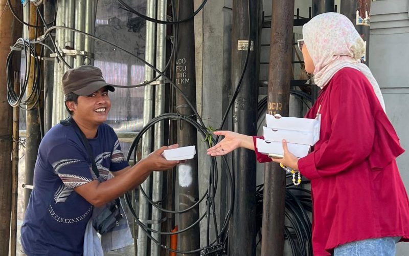 Berbagi Hari Jumat Berkah, BRI Bogor Pajajaran Bagikan Paket Makanan Bagi Warga