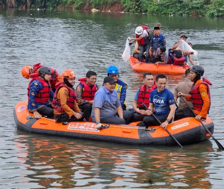 Jaga Ekosistem alam, Bupati Bogor Ajak Warga Bersihkan Sungai dari Ikan Sapu-sapu