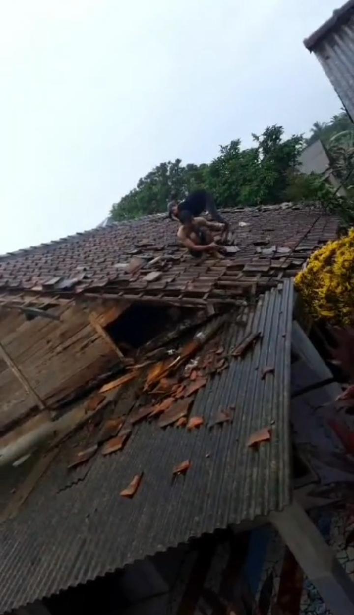 Hujan Deras Disertai Angin Kencang Terjang Parakanomas, Puluhan Rumah Rusak