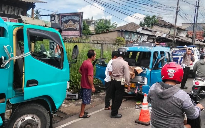 3 Orang Luka-luka Gegara Angkot Tabrak Truk Tangki Air di Cibungbulang