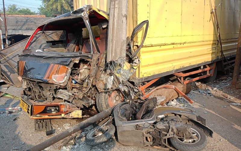 Truk Box Ringsek Usai Tabrak Tiang Listrik dan Pemotor di Cileungsi