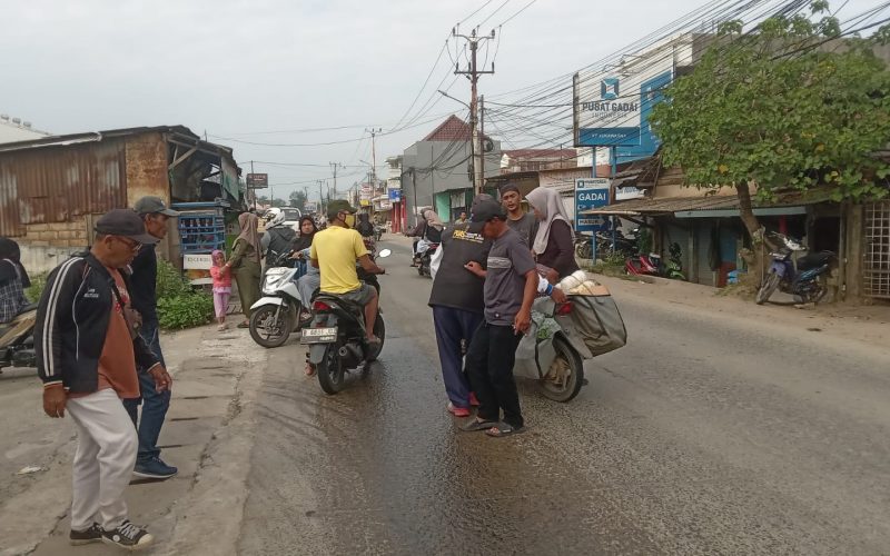 Jalan Cicangkal Rumpin Licin Akibat Solar Tumpah, Puluhan Penhendara Motor Jatuh
