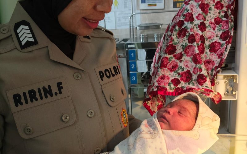 Tangis Bayi di Semak Pinggir Sungai Parung, Polwan Gendong Hangat Selamatkan Nyawa