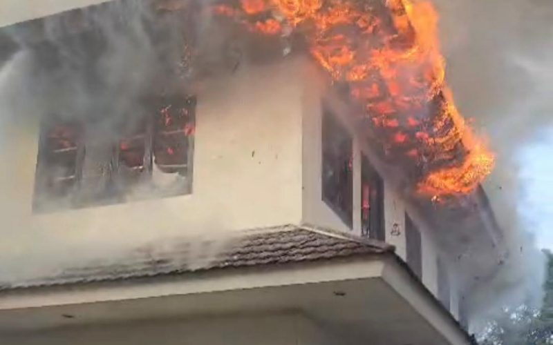 Korsleting Diduga Picu Kebakaran Gedung Refleksi di Jalan Pajajaran