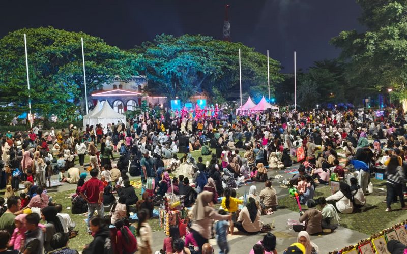 Ribuan Warga Padati Alun-Alun, Ruang Riung Jadi Destinasi Favorit Malam Minggu di Bogor