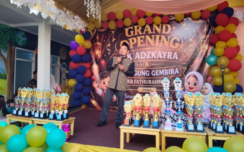 Dede Chandra Bantu Guru dan Anak Yatim Saat Resmikan TK Adzkayra