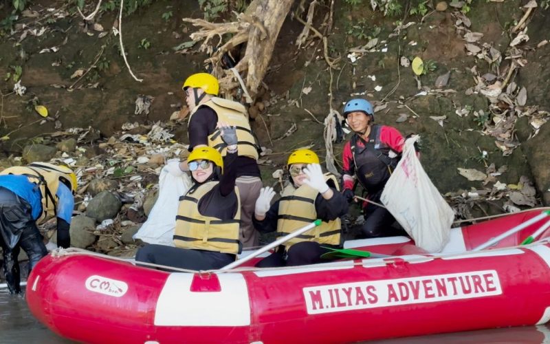 Perumda Tirta Pakuan dan BAPPERIDA Kota Bogor Gelar Kegiatan Bebersih Sungai Cisadane dalam Rangka HJB Ke-544