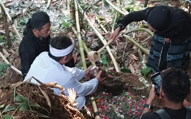Dalam Rangka HJB ke -544, Warga Cihideung Udik Ambil Mata Air sebagai Simbol Rasa Syukur