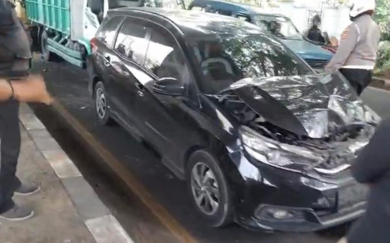 Enam Kendaraan Ringsek dalam Tabrakan Beruntun di Jalan KH Sholeh Iskandar