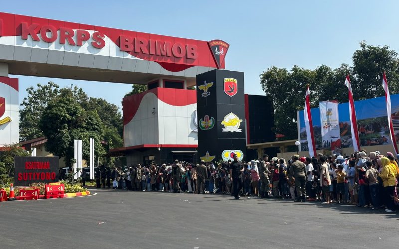 Warga Rela Datang Sejak Pagi Demi Saksikan Upacara Hari Bhayangkara ke-80 di Cikeas