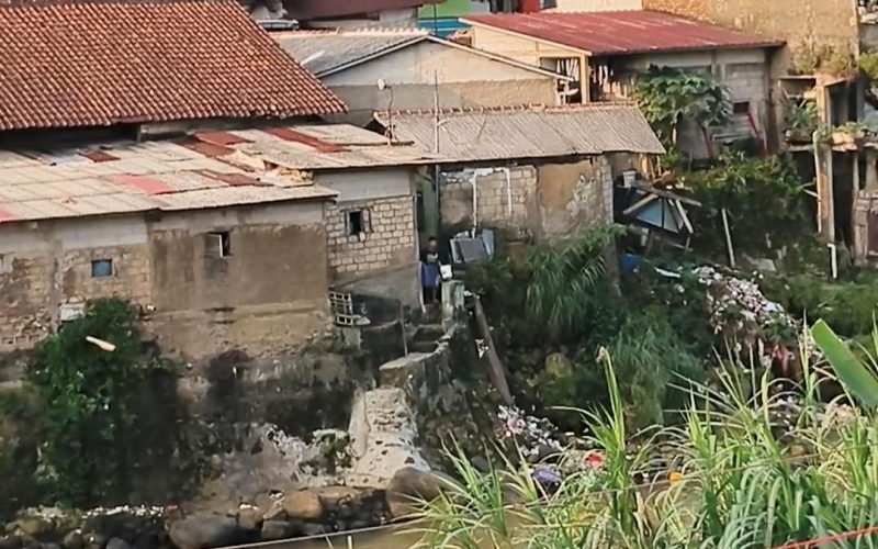 Jenal Mutaqin Geram Lihat Warga Buang Sampah ke Sungai: “Ambil Lagi!”