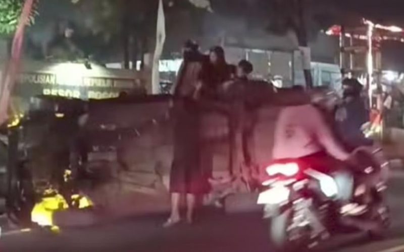 Ford Escape Terbalik Usai Menabrak Pagar Polsek Ciawi, Empat Penumpang Selamat