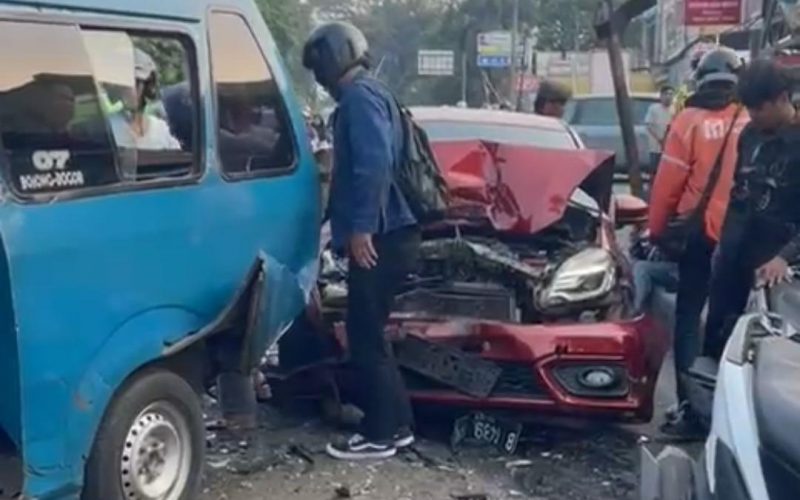 Enam Kendaraan Terlibat Kecelakaan Beruntun di Perlintasan KA Kebon Pedes, Diduga Dipicu Honda Brio