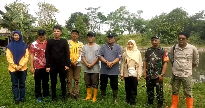 Forkompincam Ciampea gelar aksi edukasi bersih-bersih saluran Cikompeni di wilayah Desa Cihideung Ilir