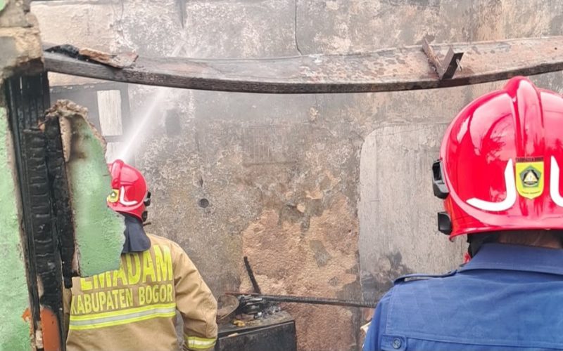 Kebakaran Hanguskan Kios Pakan Burung dan Ayam di Klapanunggal
