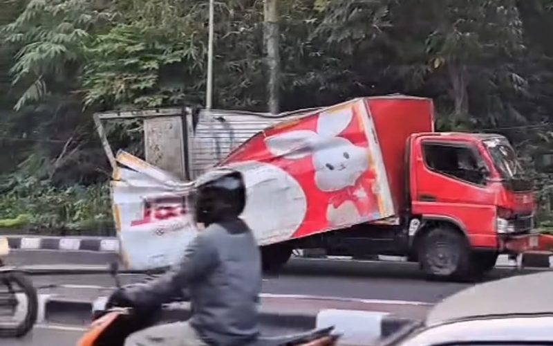 Oleng saat Hindari Minibus, Truk Colt Diesel Hantam Pembatas Jalan di Cibinong