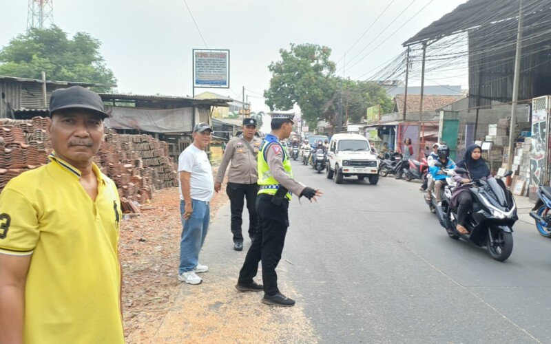 Polsek Parung Bersama Instansi Terkait Tangani Pohon Tumbang di Jalan H. Mawi, Arus Lalu Lintas Tetap Lancar