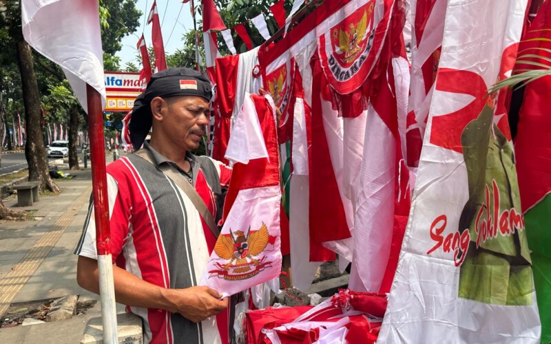 Jelang HUT RI-81, Pedagang Bendera di Pakansari Keluhkan Penjualan Masih Sepi