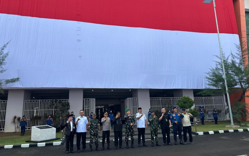 HUT ke-81 RI, Bendera Merah Putih Raksasa Berkibar di Stadion Pakansari