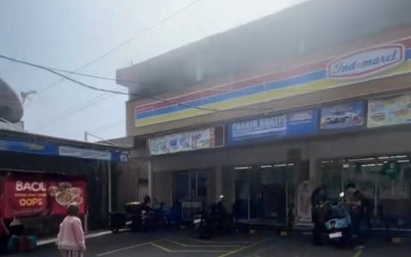 Kepulan Asap Bikin Panik, Kardus Terbakar di Gerai Indomaret Tanah Baru Berhasil Dipadamkan