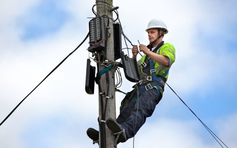 Bikin Semrawut, Pemasangan Kabel Internet di Rangga Mekar Tak Ada Izin, Diduga Langgar Perwali