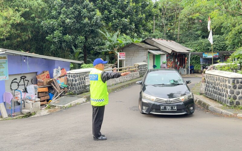 Sinergi Polisi dan Supeltas Jaga Kelancaran Jalur Puncak Selama Long Weekend Agustusan