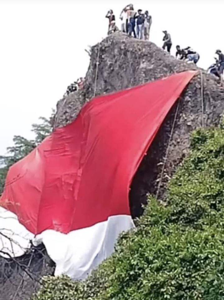Bendera Merah Putih Raksasa Kembali Terbentang di Puncak Gunung Munara