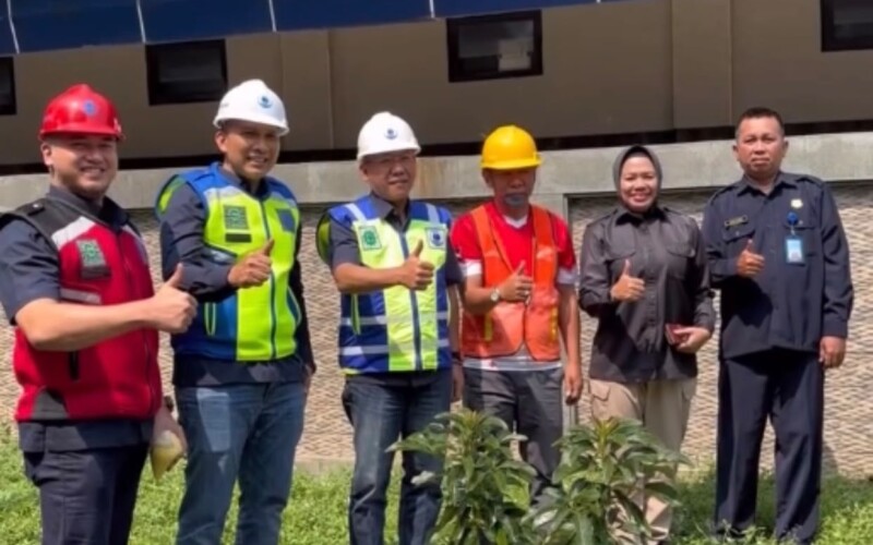 Perumda Tirta Pakuan Tanam Pohon Alpukat di Area Masjid Nurul Maa’i