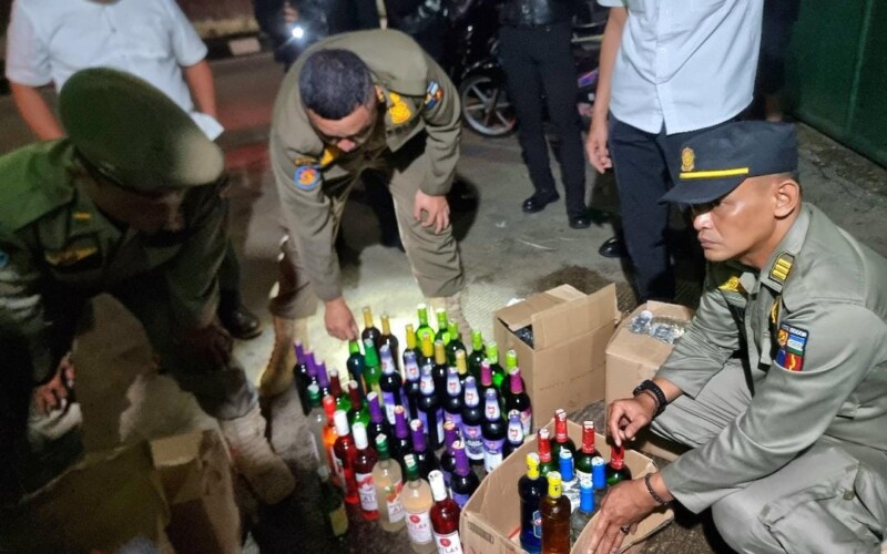 Satpol PP Bogor Sita 277 Botol Miras Ilegal, Dua Kafe Kedapatan Tak Kantongi Izin