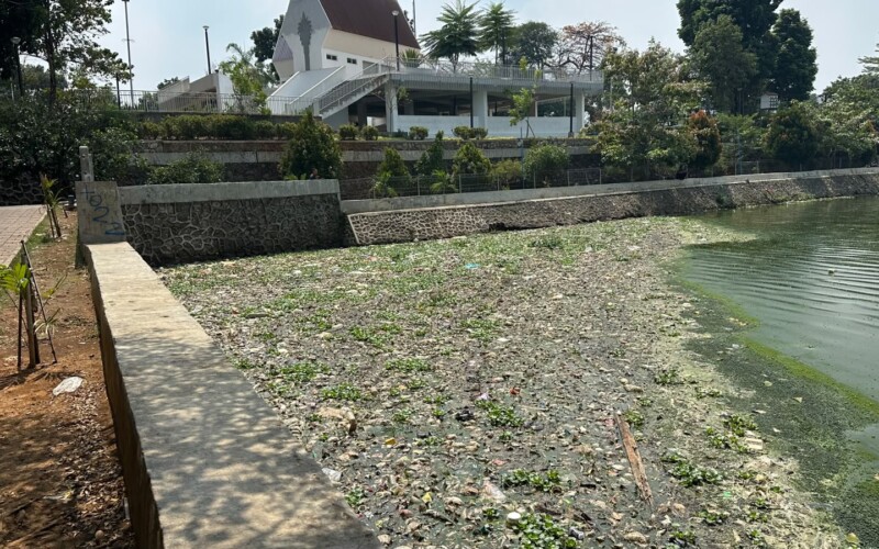 Situ Citatah Dipenuhi Sampah, Bau Tak Sedap Keluhkan Warga  BOGOR— Situ Citatah, Kecamatan Cibinong, dipenuhi tumpukan sampah. Kondisi ini dikeluhkan warga karena selain bikin pemandangan jadi kotor, bau tak sedap dari sampah juga cukup mengganggu.  Salah satunya dirasakan Nur Kamila (24) pemilik Warkop yang berada di dekat Situ Citatah mengaku, sampah sudah terlihat sejak dirinya mulai membangun warung pada awal Agustus 2026.  “Kalau dibilang terganggu, terganggu banget. Orang yang mau ke sini kadang enggak jadi karena bau, bahkan yang lewat aja pada mual,” ujar Nur Kamila, Kamis (27/8/2026).   Menurut Nur, bau dari sampah di situ bahkan sampai tercium ke warungnya. Ia berharap sampah yang memenuhi Situ Citatah bisa segera dibersihkan.  “Harapannya semoga sesegera mungkin bisa ditindaklanjuti soal sampah di situ. Dibersihkan secepatnya karena sangat-sangat terganggu,” ujarnya.  Petugas Situ Citatah, Yusuf, mengatakan sampah itu terbawa aliran dari Situ Kedung dan Situ Cibinong lalu masuk melalui saluran air.  Selama ini, petugas bersama warga dan kelompok pengawas sudah berusaha mengangkat sampah. Namun, tenaga dan peralatan yang terbatas menjadi kendala.  “Kami sudah berusaha dengan masyarakat. Kalau untuk sampah yang masuk ke situ, yang kami perbuat kita angkat ke atas,” kata Yusuf.  Yusuf mengatakan, pemasangan jaring sampah di titik masuk air sebenarnya sudah diajukan sejak beberapa bulan lalu. Namun, usulan itu belum juga terealisasi.  “Sudah mengajukan baik ke Kelurahan, Kecamatan untuk diadakan jaring sampah, tapi belum terealisasi,” ungkapnya.  Menurutnya, jaring bisa membantu menahan sampah agar tidak masuk lebih jauh ke dalam situ. Tapi, tetap perlu ada orang yang bertugas mengangkat sampah yang tertahan.  Sementara itu, Sekretaris Kelurahan Leni Nerlina mengatakan persoalan sampah juga perlu kesadaran dari masyarakat. Warga diminta lebih disiplin dan tidak membuang sampah sembarangan.  “Balik lagi introspeksi ke masing-masing orang untuk disiplin membuang sampah, enggak sembarang buang sampah,” ujarnya.  Ia mengatakan, mengangkat sampah dalam jumlah besar butuh tenaga, alat, dan kerja sama dari banyak pihak. Kelurahan tidak bisa menangani semuanya sendiri.  “Enggak mungkin hanya karena ngangkat sampah, juga ada orang tenggelam di situ. Jadi butuh koordinasi,” katanya.  Leni berharap persoalan ini bisa segera dikoordinasikan dengan dinas dan pihak terkait, termasuk soal rencana pemasangan jaring sampah.  Ia juga mengajak warga untuk ikut peduli dengan kebersihan lingkungan.  “Jangan hanya tinggal ngeluh. Kalau ada sampah sedikit, masa enggak bisa sih? Masa enak melihat lingkungan dia jorok, bersampah,” tuturnya.  Warga berharap sampah di Situ Citatah segera ditangani agar bau tak sedap tidak terus mengganggu aktivitas masyarakat di sekitar lokasi.
