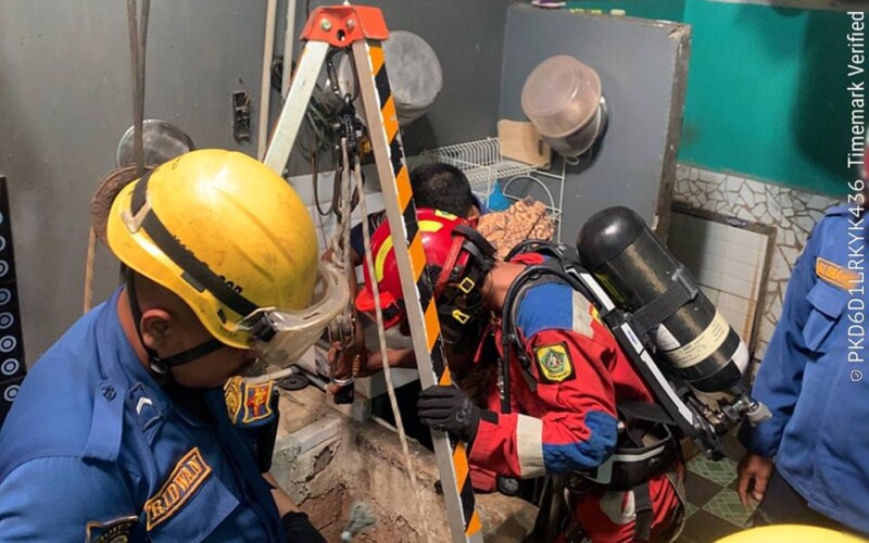 30 Menit Bertarung dengan Gas Beracun: Petugas Damkar Bogor Evakuasi Jenazah Pekerja Sumur